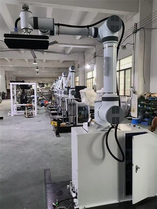 Cobot xếp hàng cho tã người lớn